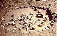 Photo a circle of rocks with scattered rocks in the middle.